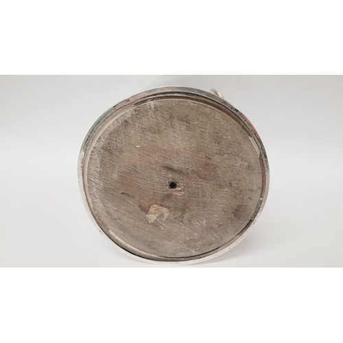 144 - A VERY GOOD QUALITY EARLY 20TH CENTURY TALL SILVER WINE COASTER – BOTTLE HOLDER; with serpentine sha... 