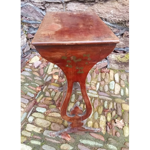 159 - AN EARLY 20TH CENTURY CHINESE SIDE/LAMP TABLE, with dragon head brass toed feet. Dimensions: 68cm hi... 