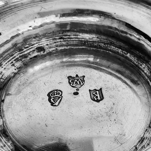 170 - AN EXCELLENT IRISH GEORGE I SILVER TWO HANDLED CUP, Hallmarked Maker William Bell, Dublin, 1717. Wit... 