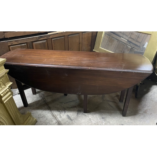 180 - A FINE MAHOGANY HUNT TABLE, drop leaf, with double gate legs to both sides, raised on square leg wit... 