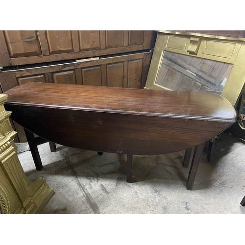 180 - A FINE MAHOGANY HUNT TABLE, drop leaf, with double gate legs to both sides, raised on square leg wit... 