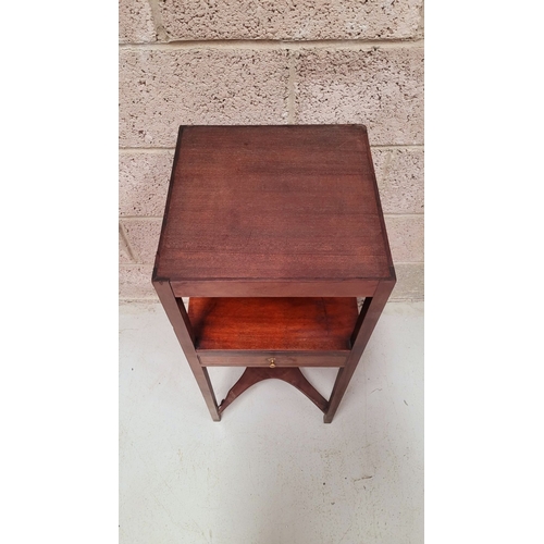 186 - A NEATLY SIZED GEORGIAN STYLE LAMP TABLE/SIDE TABLE, with a single dove tail jointed drawer to the b... 