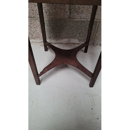 186 - A NEATLY SIZED GEORGIAN STYLE LAMP TABLE/SIDE TABLE, with a single dove tail jointed drawer to the b... 