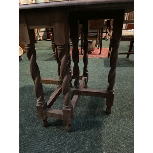 200 - A 1920'S OAK BARLEY TWIST DROP-LEAF TABLE, 66cm high x 80cm extended approx