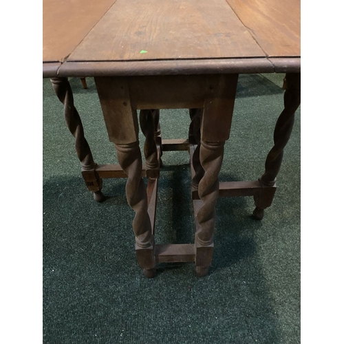 200 - A 1920'S OAK BARLEY TWIST DROP-LEAF TABLE, 66cm high x 80cm extended approx