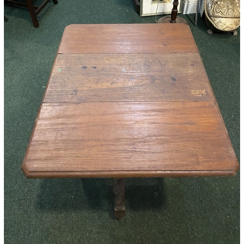 200 - A 1920'S OAK BARLEY TWIST DROP-LEAF TABLE, 66cm high x 80cm extended approx