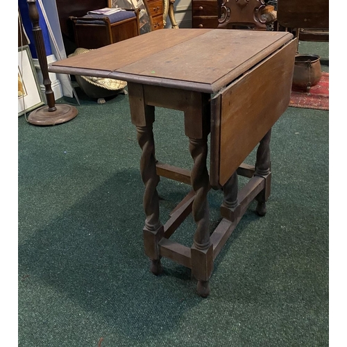 200 - A 1920'S OAK BARLEY TWIST DROP-LEAF TABLE, 66cm high x 80cm extended approx