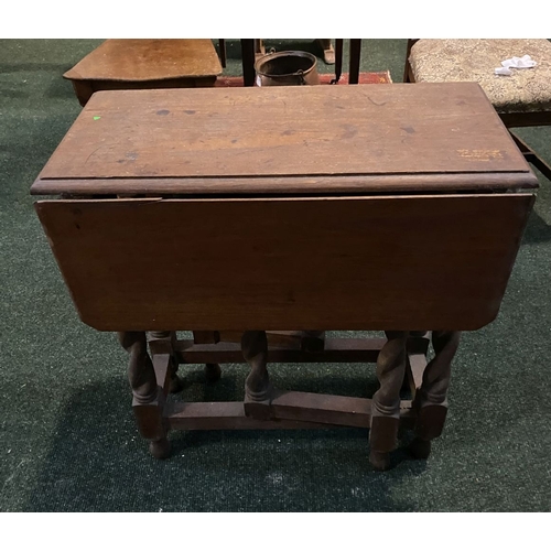 200 - A 1920'S OAK BARLEY TWIST DROP-LEAF TABLE, 66cm high x 80cm extended approx