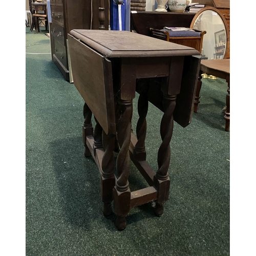 200 - A 1920'S OAK BARLEY TWIST DROP-LEAF TABLE, 66cm high x 80cm extended approx