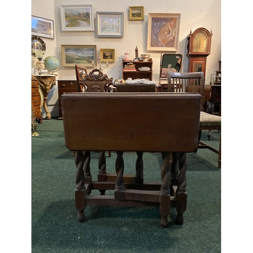 200 - A 1920'S OAK BARLEY TWIST DROP-LEAF TABLE, 66cm high x 80cm extended approx