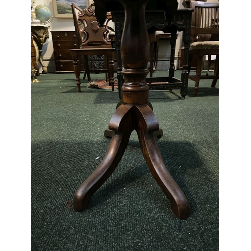 206 - A FINE MAHOGANY DROP LEAF WORK / SIDE TABLE, with one panelled drawer, supported by carved pod base ... 