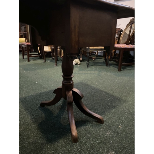 206 - A FINE MAHOGANY DROP LEAF WORK / SIDE TABLE, with one panelled drawer, supported by carved pod base ... 