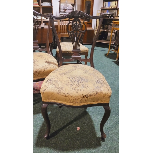 207 - A GOOD QUALITY SET OF FOUR EDWARDIAN DINING CHAIRS, each with a carved & pierced splat back & carved... 