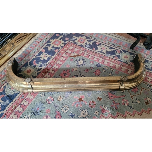 215 - A GOOD QUALITY NEATLY SIZED BRASS FIRE FENDER, with scrolling foliage detail. Dimensions: 118 x 27 x... 