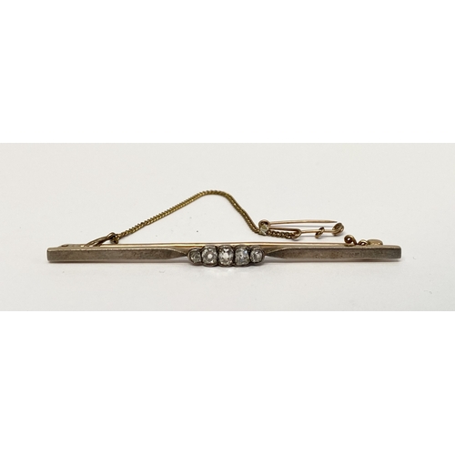 22 - AN ANTIQUE GOLD & DIAMOND BAR BROOCH, set with five diamonds in a graduated form, and fitted with sa... 