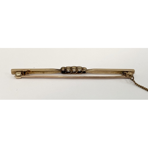 22 - AN ANTIQUE GOLD & DIAMOND BAR BROOCH, set with five diamonds in a graduated form, and fitted with sa... 