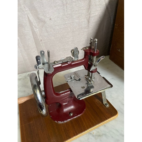 277 - A VINTAGE MINIATURE SEWING MACHINE, likely maker and model ‘Essex MK1’ c.1950, on hardwood base, wit... 