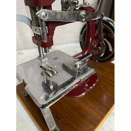 277 - A VINTAGE MINIATURE SEWING MACHINE, likely maker and model ‘Essex MK1’ c.1950, on hardwood base, wit... 