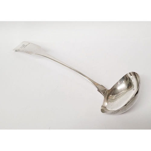 29 - AN EARLY 19TH CENTURY IRISH/CORK SILVER FIDDLE SHAPED GEORGE III SOUP LADLE, with a lion holding a c... 