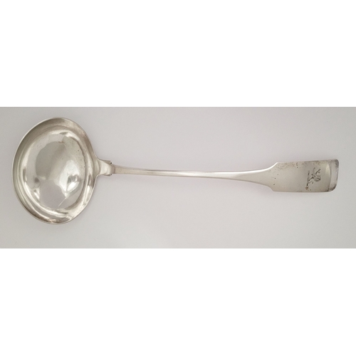 29 - AN EARLY 19TH CENTURY IRISH/CORK SILVER FIDDLE SHAPED GEORGE III SOUP LADLE, with a lion holding a c... 