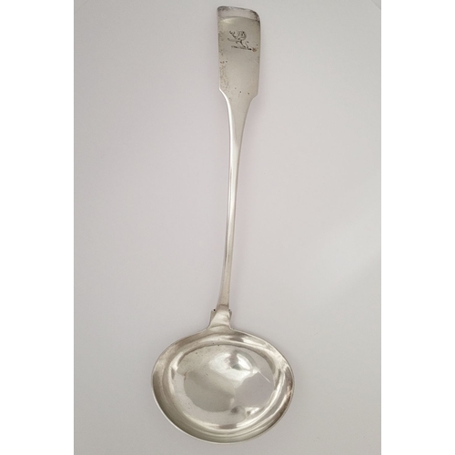 29 - AN EARLY 19TH CENTURY IRISH/CORK SILVER FIDDLE SHAPED GEORGE III SOUP LADLE, with a lion holding a c... 