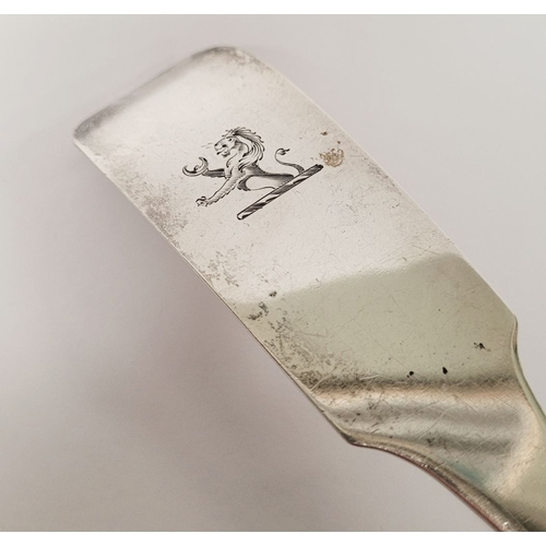 29 - AN EARLY 19TH CENTURY IRISH/CORK SILVER FIDDLE SHAPED GEORGE III SOUP LADLE, with a lion holding a c... 