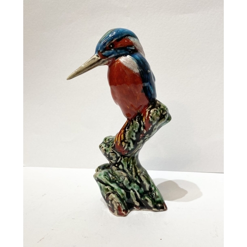 298 - A VINTAGE ANITA HARRIS ART POTTERY KINGFISHER FIGURINE ALONG WITH ROYAL CROWN DERBY PLATYPUS FIGURIN... 