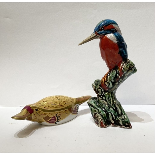 298 - A VINTAGE ANITA HARRIS ART POTTERY KINGFISHER FIGURINE ALONG WITH ROYAL CROWN DERBY PLATYPUS FIGURIN... 