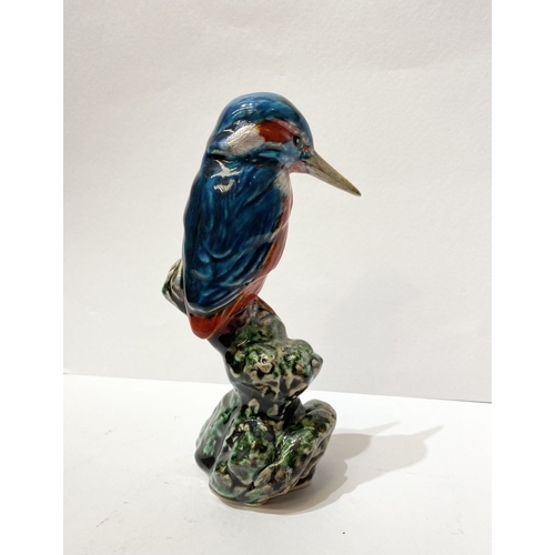 298 - A VINTAGE ANITA HARRIS ART POTTERY KINGFISHER FIGURINE ALONG WITH ROYAL CROWN DERBY PLATYPUS FIGURIN... 