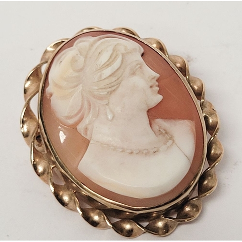 302 - A GOOD QUALITY 9CT YELLOW GOLD CAMEO BROOCH, 3 x 2.5 x 1.5cm. Old fracture to the cameo - photograph... 