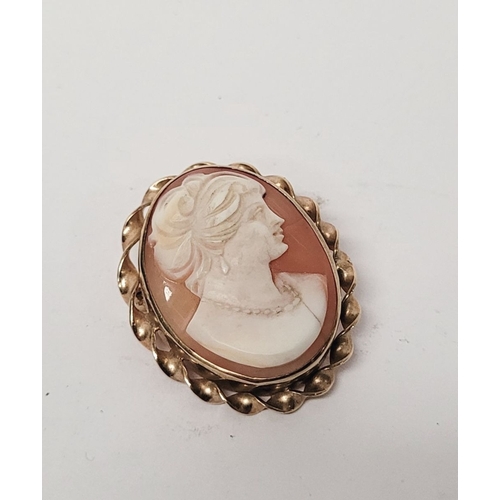 302 - A GOOD QUALITY 9CT YELLOW GOLD CAMEO BROOCH, 3 x 2.5 x 1.5cm. Old fracture to the cameo - photograph... 