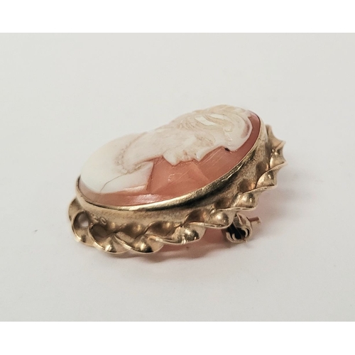 302 - A GOOD QUALITY 9CT YELLOW GOLD CAMEO BROOCH, 3 x 2.5 x 1.5cm. Old fracture to the cameo - photograph... 