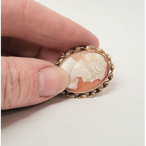 302 - A GOOD QUALITY 9CT YELLOW GOLD CAMEO BROOCH, 3 x 2.5 x 1.5cm. Old fracture to the cameo - photograph... 