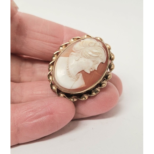 302 - A GOOD QUALITY 9CT YELLOW GOLD CAMEO BROOCH, 3 x 2.5 x 1.5cm. Old fracture to the cameo - photograph... 