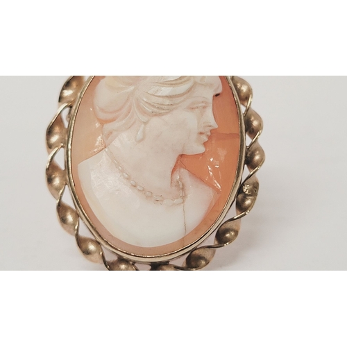 302 - A GOOD QUALITY 9CT YELLOW GOLD CAMEO BROOCH, 3 x 2.5 x 1.5cm. Old fracture to the cameo - photograph... 