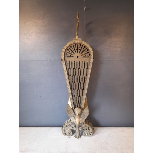 306 - A GOOD QUALITY FOLDING VINTAGE BRASS PEACOCK FAN FIRE SCREEN / GUARD, in very good condition; great ... 