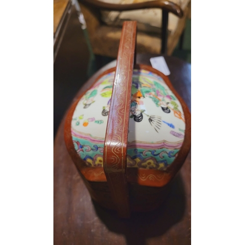 31 - A LOVELY VINTAGE THREE TIER PORCELAIN TOPPED CHINESE WEDDING BASKET, with curved handle, the top lid... 