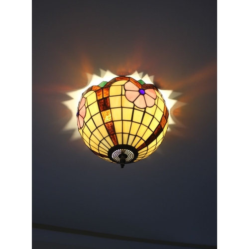 319 - A BEAUTIFUL TIFFANY STYLE STAINED GLASS CIRCULAR CEILING LAMPSHADE, with finial to base, the multi-c... 