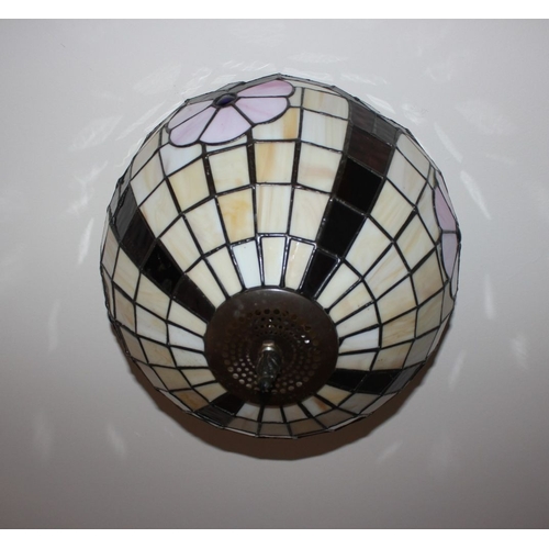 319 - A BEAUTIFUL TIFFANY STYLE STAINED GLASS CIRCULAR CEILING LAMPSHADE, with finial to base, the multi-c... 