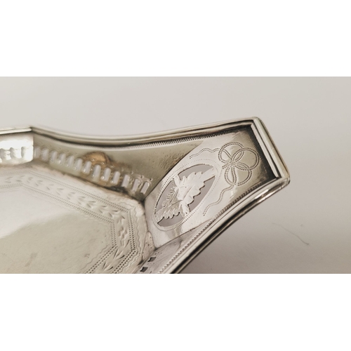 32 - A LATE 18TH CENTURY IRISH SILVER GEORGE III SNUFFER TRAY, with a date letter for 1798, and maker’s m... 