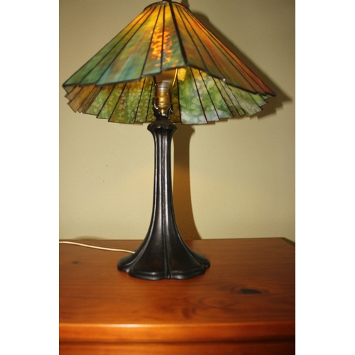 324 - A BEAUTIFUL STAINED GLASS TABLE LAMP, the shade having tapered panels of coloured glass, with finial... 