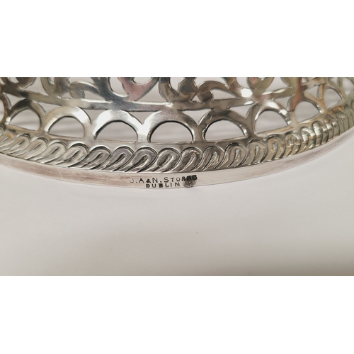 36 - A VERY FINE EARLY 20TH CENTURY LARGE IRISH SILVER DISH RING, by the maker Charles Lamb. The body wit... 