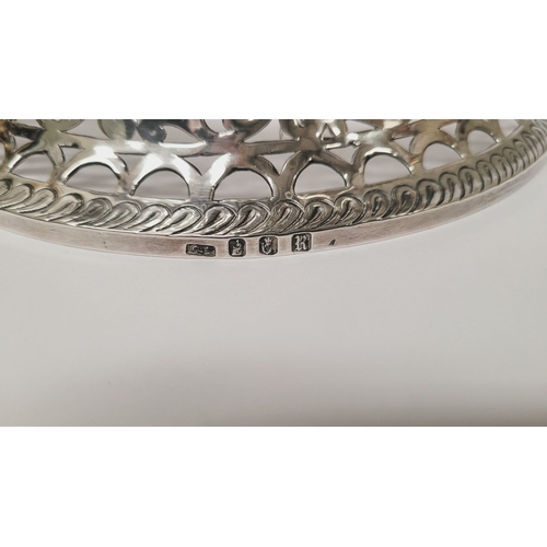 36 - A VERY FINE EARLY 20TH CENTURY LARGE IRISH SILVER DISH RING, by the maker Charles Lamb. The body wit... 