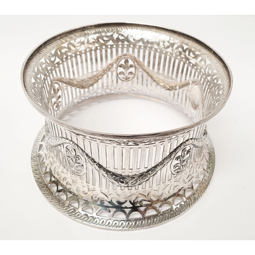 36 - A VERY FINE EARLY 20TH CENTURY LARGE IRISH SILVER DISH RING, by the maker Charles Lamb. The body wit... 