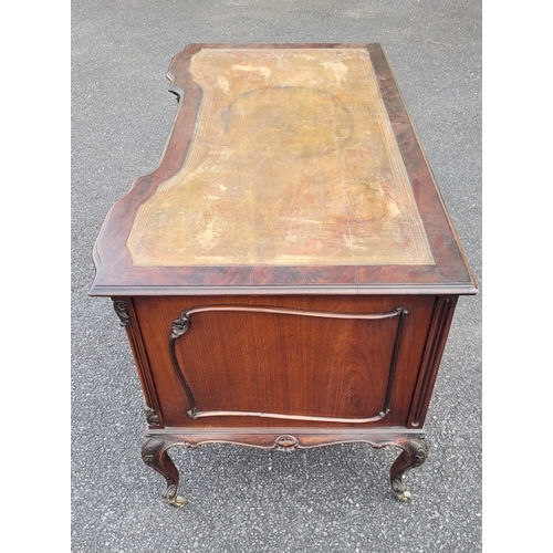 360 - AN EARLY 20TH CENTURY 7 DRAWER LEATHER TOPPED DESK, the top serpentine in shape with inset tooled le... 