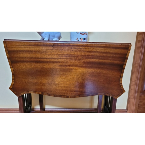 362 - A GOOD QUALITY MAHOGANY DROP LEAF SUTHERLAND TABLE, with shaped top having crossbanded detail to the... 