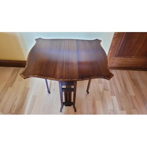 362 - A GOOD QUALITY MAHOGANY DROP LEAF SUTHERLAND TABLE, with shaped top having crossbanded detail to the... 