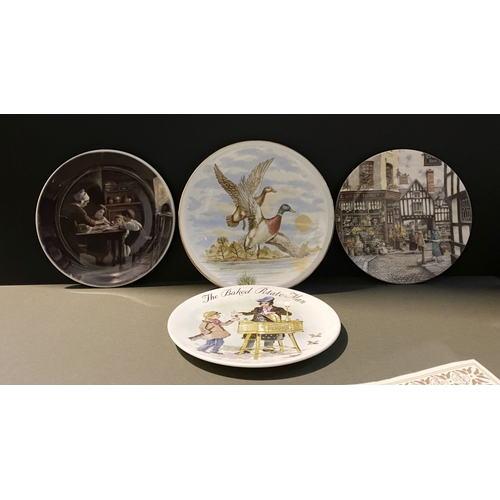 370 - A LIMITED EDITION COLLECTORS PLATE LOT TO INCLUDE, (i) ‘The Family Meal’ by Paul Seignac limited edi... 