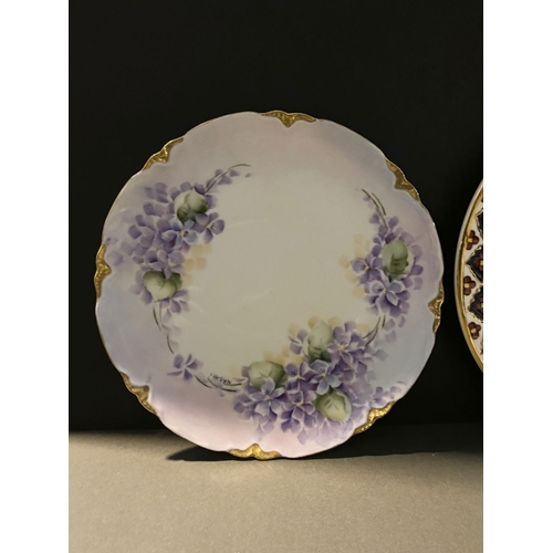 371 - A MIXED DECORATIVE PLATE LOT, to include hand-painted Ceramica Olympia plate, Monbijou Bavaria plate... 