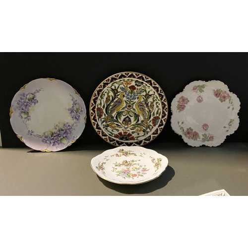 371 - A MIXED DECORATIVE PLATE LOT, to include hand-painted Ceramica Olympia plate, Monbijou Bavaria plate... 